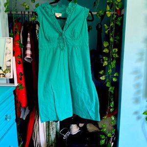 This is a very boxy dress but comfortable never worn. Sleeveless. Size 6.